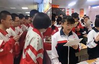 努力就有收获！衡水中学学生排队打饭还看书
