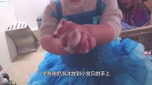 宝宝张开双手向前猛地一扑，就看小娃之后的反应，萌翻了！