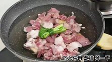 奶奶在家做老坛酸菜牛肉面？原来做法这么简单，大块牛肉吃的舒服