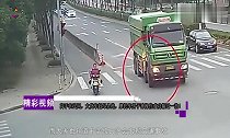 高手在民间,大货车赶尽杀绝,摩托车男子神操作成功躲过一劫!