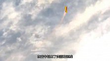 把窜天猴绑在“风筝”上，点燃的瞬间，震撼才刚刚开始