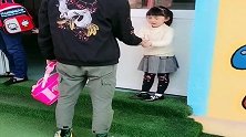 哥哥去幼儿园接妹妹，她却无故闹小脾气，这下哥哥是真的怒了