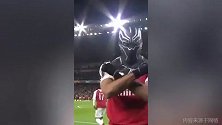 Wakanda Forever！昔日奥巴梅杨戴黑豹头盔庆祝进球