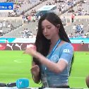 韩国美女歌手金采嬿身穿曼城球衣解说席热舞