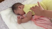 肉肉的小宝宝被妈妈叫醒，结果一睁开眼睛就对着妈妈笑，萌翻了！