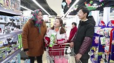 童年：爸爸妈妈带我买吃鸡玩具，我们合伙给妈妈选个小的，真搞笑