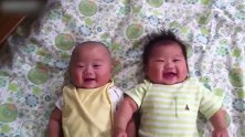 粉妆玉琢的婴儿，在妈妈旁边开心的，真是乖巧至极呀！