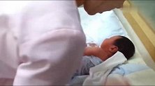 乖巧宝宝去打针，白白的皮肤一着急全身通红了