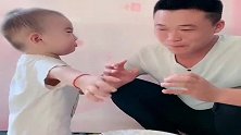 这个爸爸太坏了，宝宝都亲你了，也不给他吃一口！