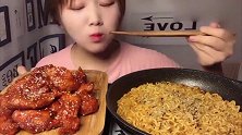 美女吃韩式炸鸡，大口吃的太满足了，吃的真有食欲