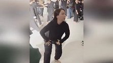 李宇春晒龙丹妮跳舞视频，动作魔性像康复训练，太像灭绝师太了