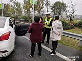 5座车坐满5人，手上抱一个婴儿属于超载吗？交警：这点注意
