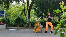 从外国回来的表弟跟我学舞蹈，我们的广场舞他看不懂，太搞笑了