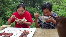 胖妹嘴馋烤五花肉，还和奶奶抢肉吃，隔着屏幕都闻到香