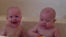 奶声奶气的样子，双胞胎快乐的洗澡，真是令人心动！