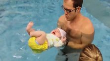 小宝宝学游泳，被爸爸一扯下水小脚丫立马快速踢水，太可爱了！