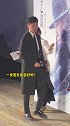 朱亚文 一身黑色西装出席电影悬崖之上   全球首映礼，低音炮太好听了！