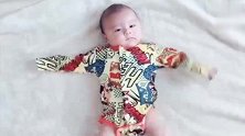 爱穿花衣服的小家伙睡醒，下一秒宝宝挥手踢腿表情反应，萌炸啦