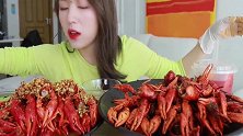 漂亮小姐姐吃两份麻辣小龙虾，配一份面，大口吃得真香，吃相诱人