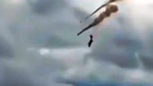加拿大空军一架特技飞机表演时坠毁 民众拍下飞行员弹射逃生瞬间