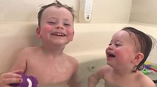 两个娃一起洗澡，哥哥居然在喝洗澡水逗弟弟笑，赶紧来阻止