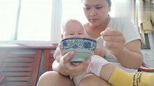 十一个多月宝宝喝米粉两分钟就完了！那么能吃，随了谁