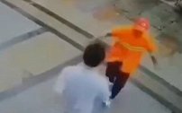 小伙乱扔垃圾 6旬环卫阿姨劝阻被一拳打倒在地
