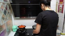 秀秀在家大显身手，老手做顿火锅真叫麻利，这样的火锅不比外面差