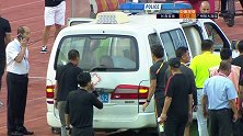 太业余！亚泰现场救护车门打不开 连拉带踹急死人