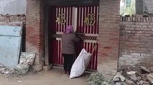 农村老人无儿无女，每天靠捡破烂维持生活，邻居做法感动