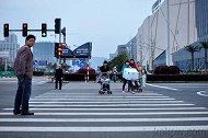老人闯红灯被阻扇交警耳光 高声质问：你管得了吗