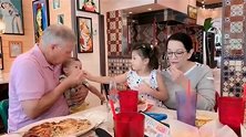 生了个中美混血宝宝，被美国爷爷宠成这样，真不知道该哭还是该笑