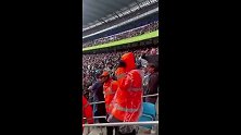 曼城vs布伦特福德 一枪迷在客场球迷区嘲讽曼城球迷
