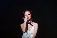 时隔四年再登台北巨蛋，演唱会三度落泪，邓紫棋疑似受合约困扰
