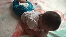妈妈问宝宝爱不爱妈妈，宝宝前一秒暖心后一秒简直让人心碎