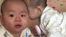弟弟好像对哥哥的脸很感兴趣，然后忍不住去摸哥哥的脸，好逗啊！