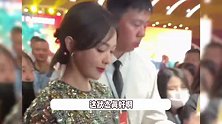 唐嫣上海拍摄被偶遇，书店散步温柔学姐既视感，坐台阶看书美如画