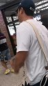 吴京非常平易近人，在路上还跟粉丝开玩笑