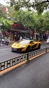 北京闹市区偶遇神车迈凯轮P1后面车犹豫前行！原创者联盟 超跑 大热门