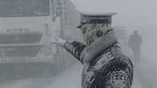 四川甘孜：交警执勤被冻成雪雕刷屏，一看正脸网友沦陷了