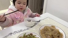 爱吃肉的宝宝吃了三天素菜，自己吃饭的样子好可爱啊