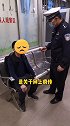 广州小学生过马路遇司机直冲斑马线，司机反过来与老师争吵，警方：罚款200元、记3分。