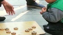 被爷爷带大的娃，一看见棋局就忍不住上手，这架势真服气了