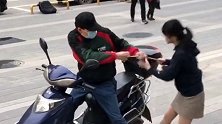 小伙当街抢美女的包，美女急中生智，把劫匪的电动车骑跑了。