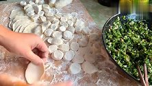 包白菜饺子时，直接拌馅是大错特错！多加1步，白菜翠绿，不出水