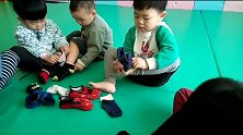 幼儿园的宝宝们太棒了，会自己动手穿袜子了，真是厉害啊！