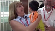 收养的中国宝宝第一次被外国妈妈抱，孩子的反应让人好心酸