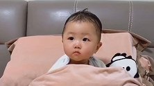 宝宝不吵不闹的，一人默默坐在床上，接下来的表情要把人萌翻了！