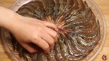 去虾线时，用牙签就错了！水产老板教我一招，一秒一只，方法真棒