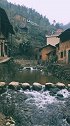 土墙青瓦水流潺潺